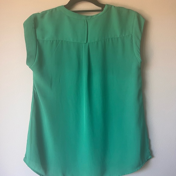 The limited green women’s dress shirt - Picture 2 of 3